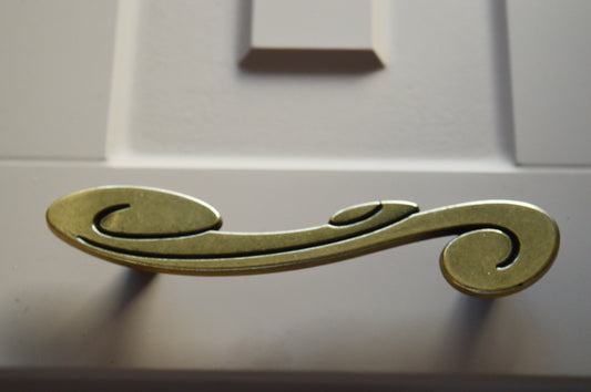 15.130.96.12 Elegant bronze furniture handle