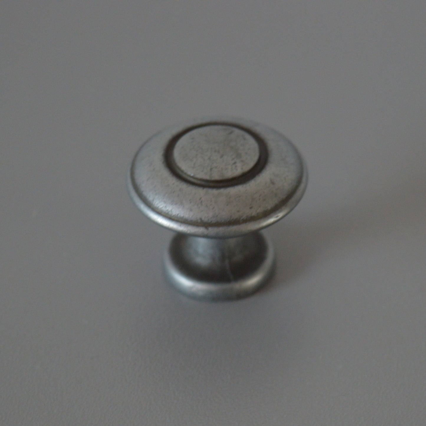 IRIS metal furniture knob