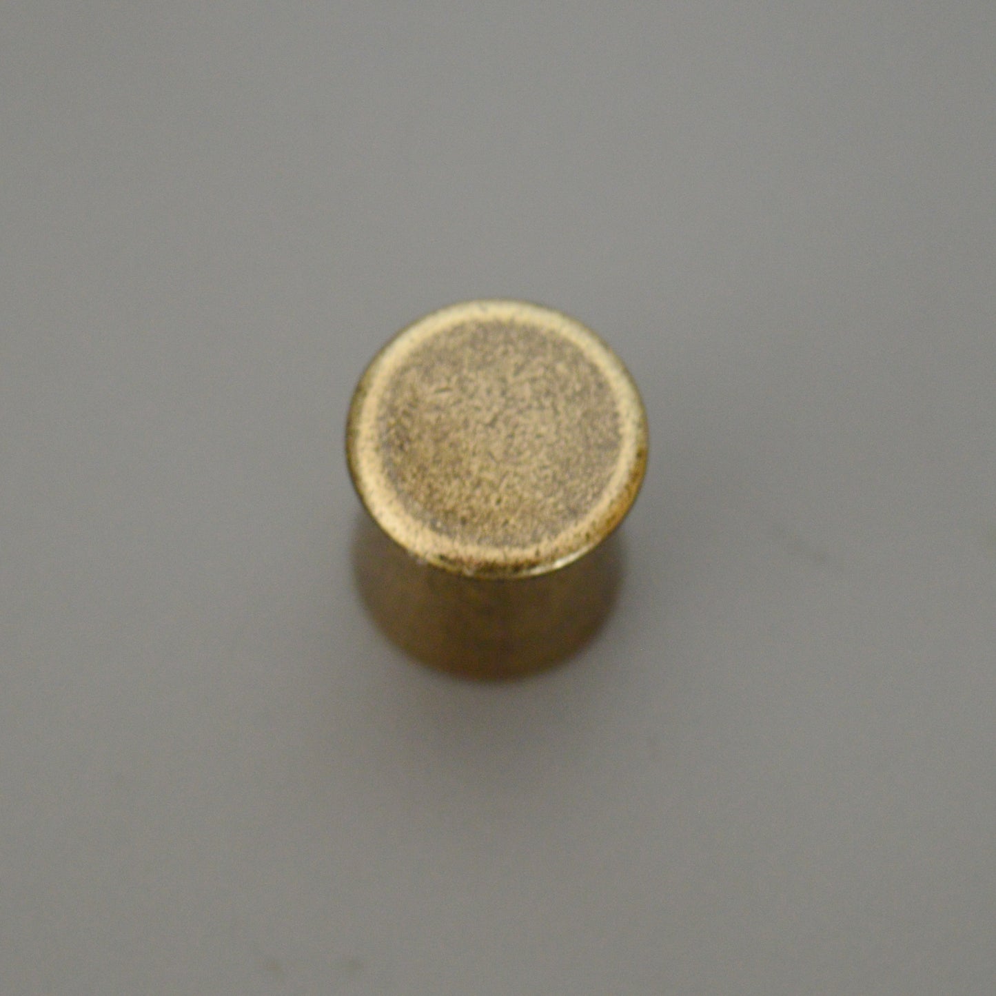 Buffer metal furniture knob