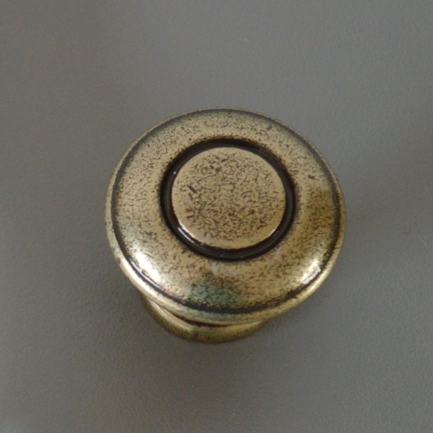 IRIS metal furniture knob