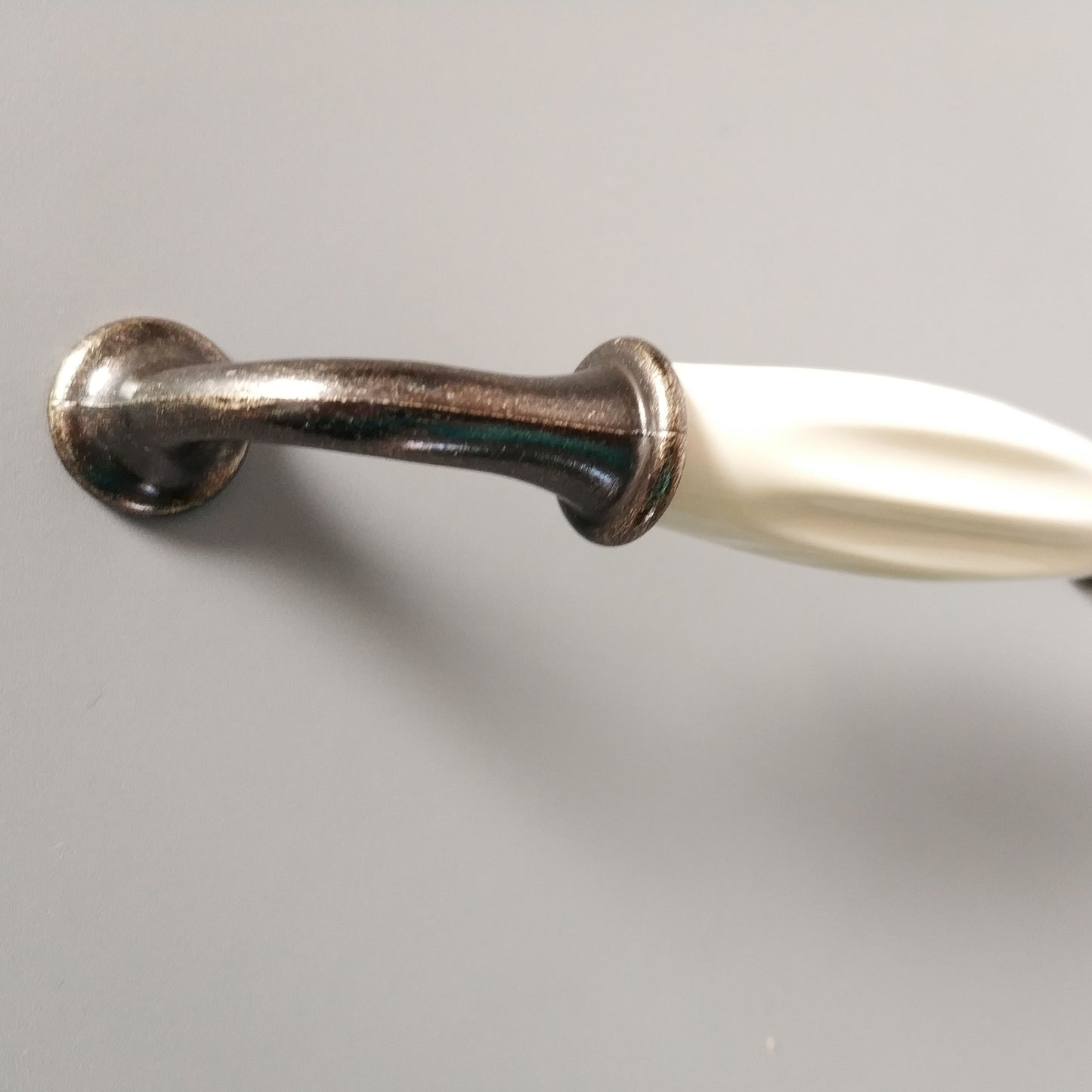 Metal-porcelain furniture handle, available in several colors