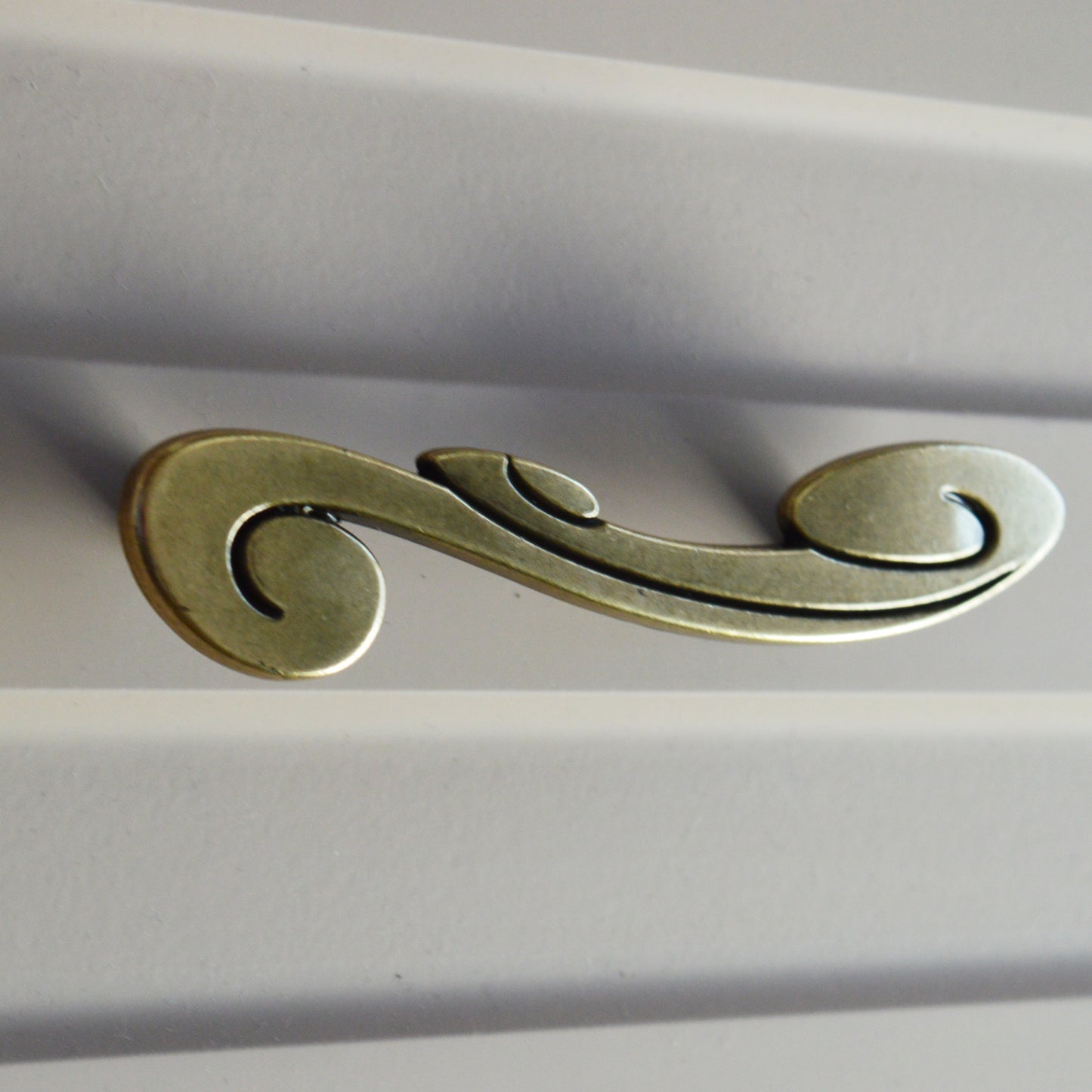 15.130.96.12   Elegant bronze furniture handle