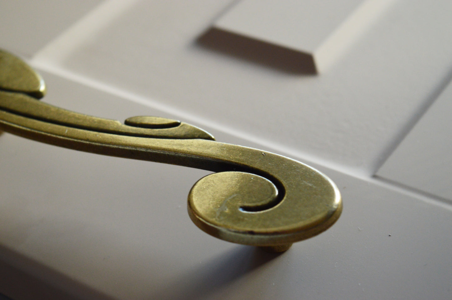 15.130.96.12   Elegant bronze furniture handle