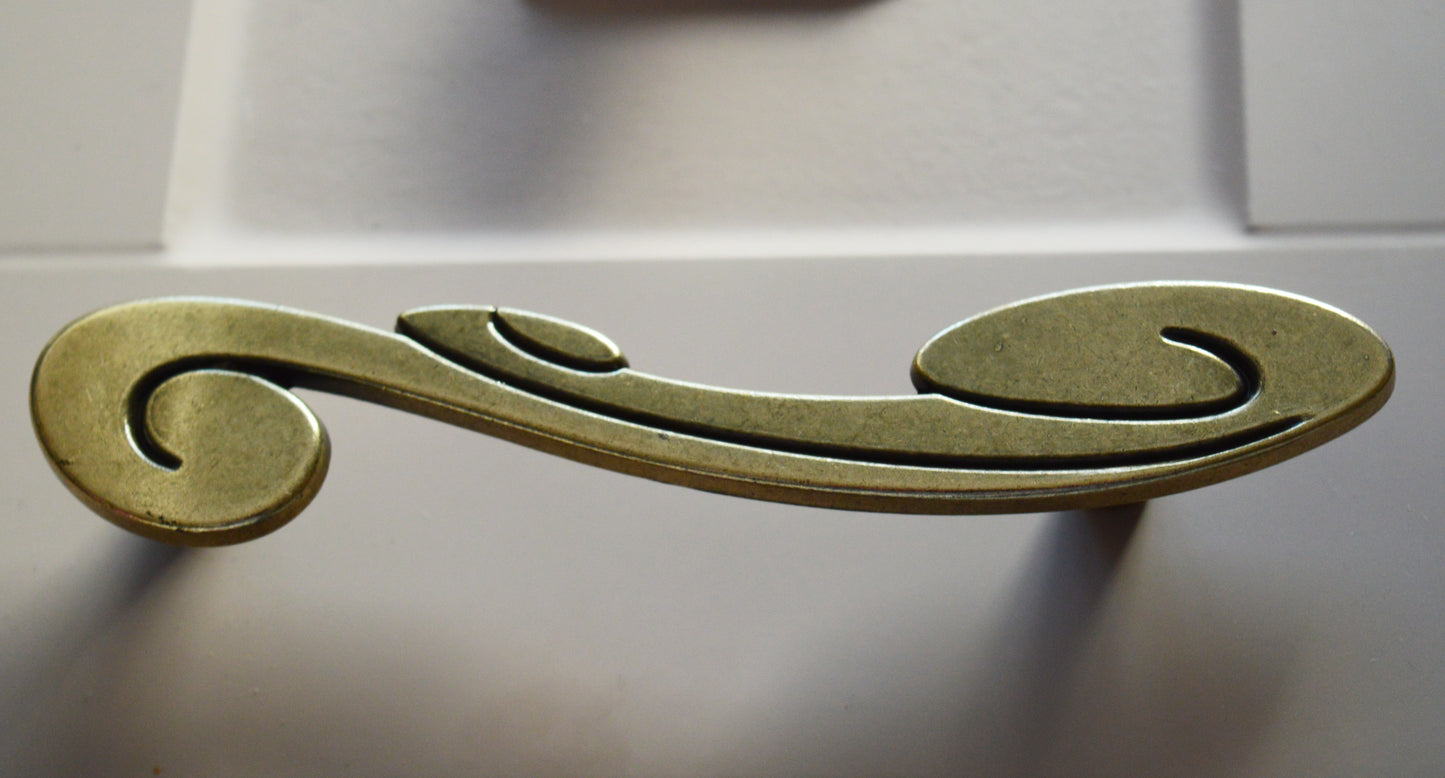 15.130.96.12   Elegant bronze furniture handle