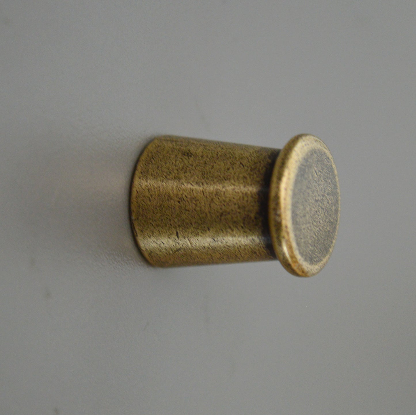 Buffer metal furniture knob