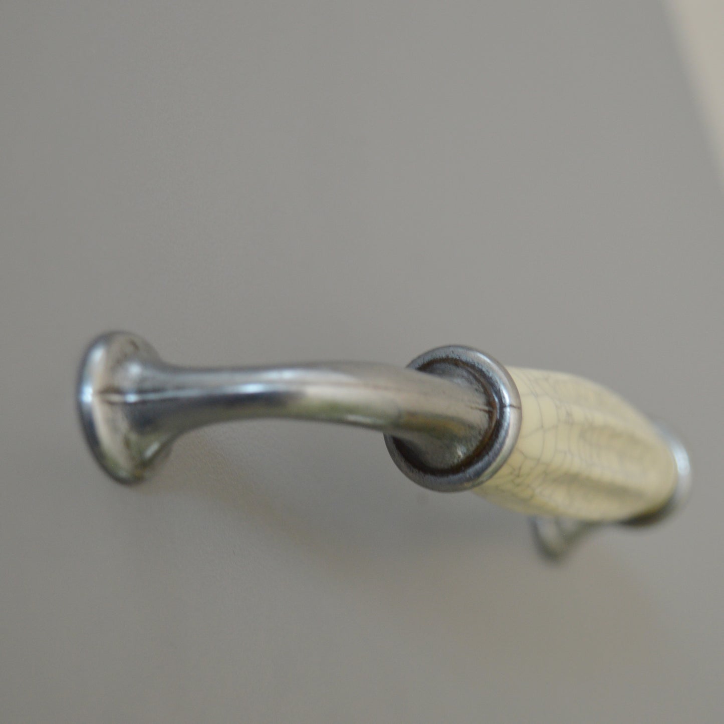 Metal-porcelain furniture handle, available in several colors