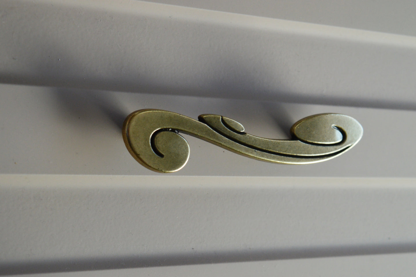 15.130.96.12   Elegant bronze furniture handle