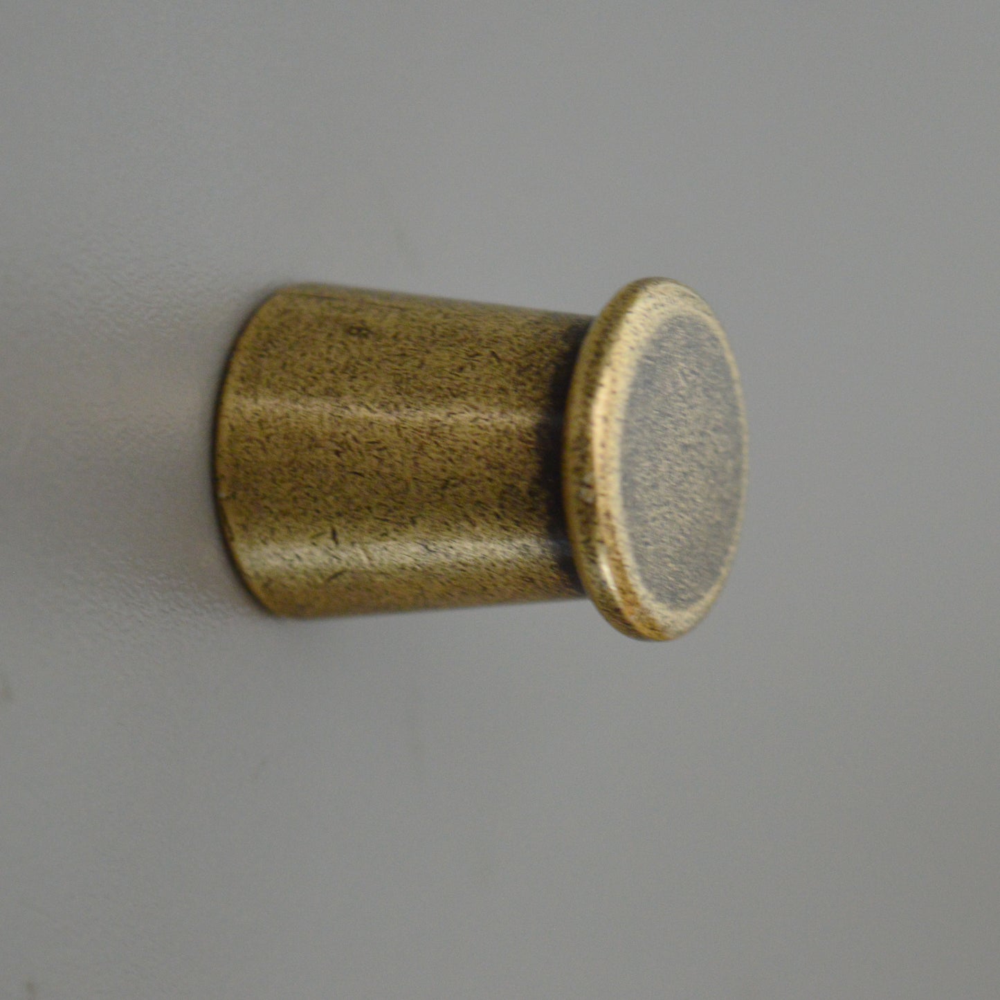 Buffer metal furniture knob
