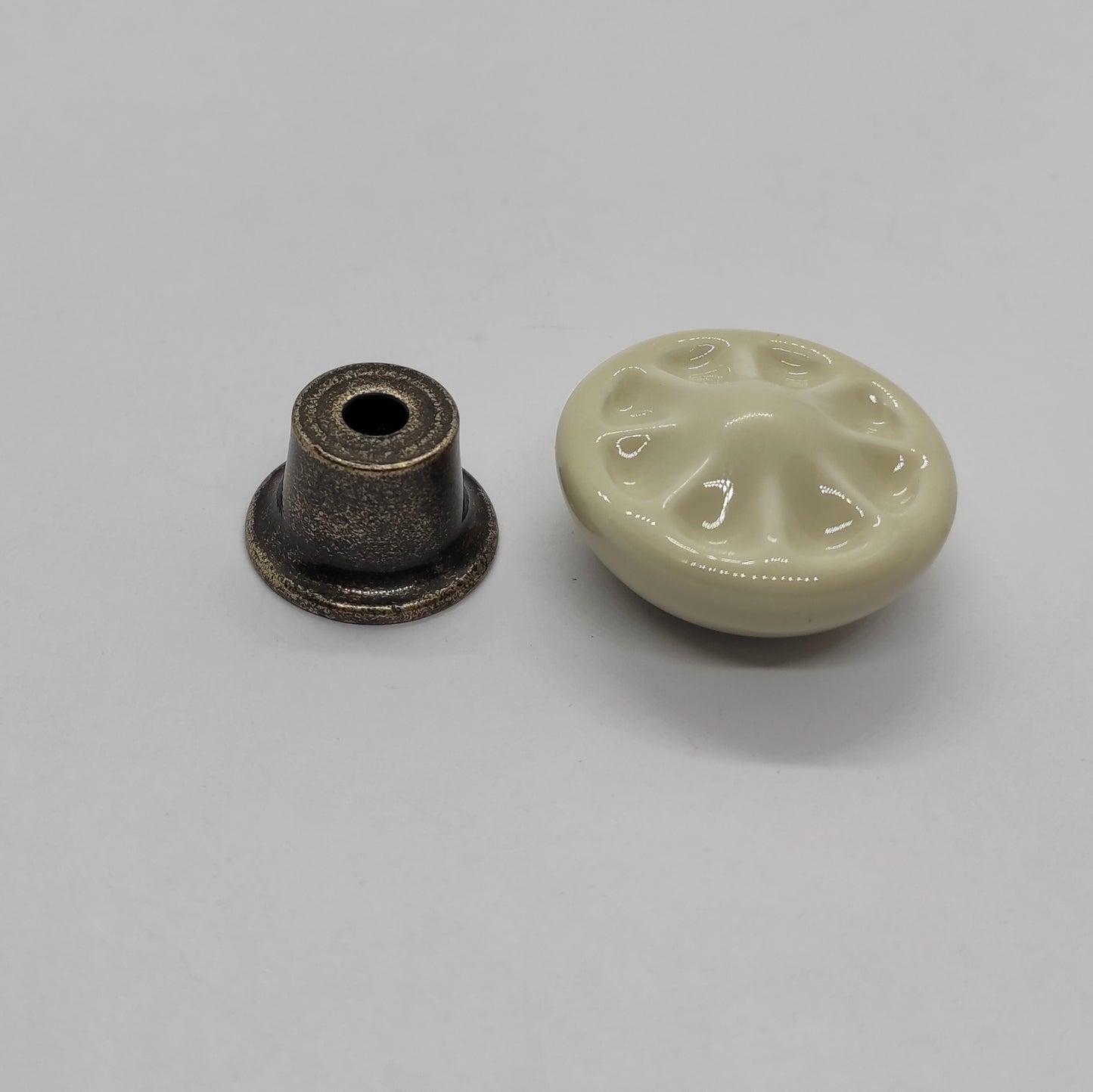 "Country" Metal-porcelain furniture knob Beige - Bronz finish