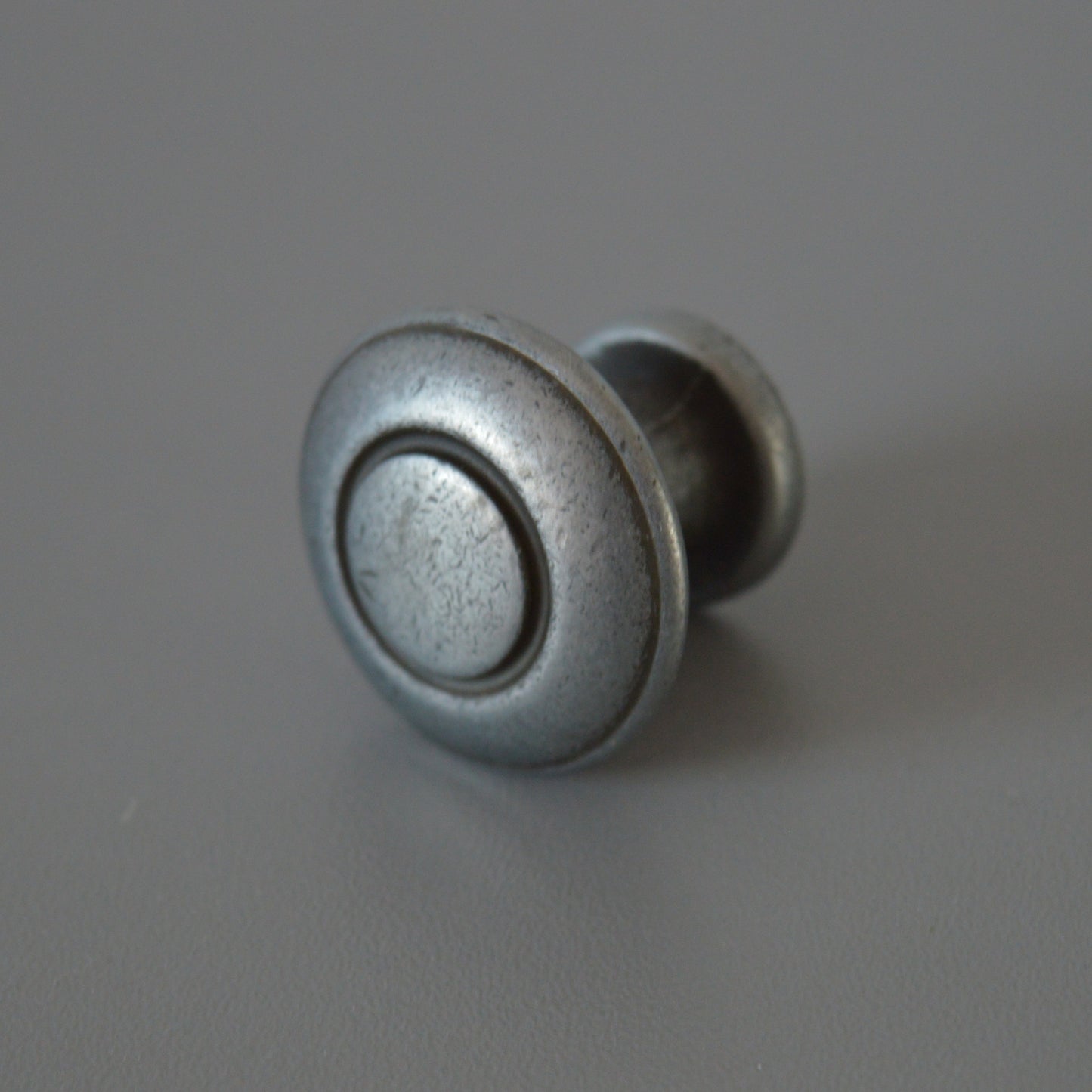 IRIS metal furniture knob