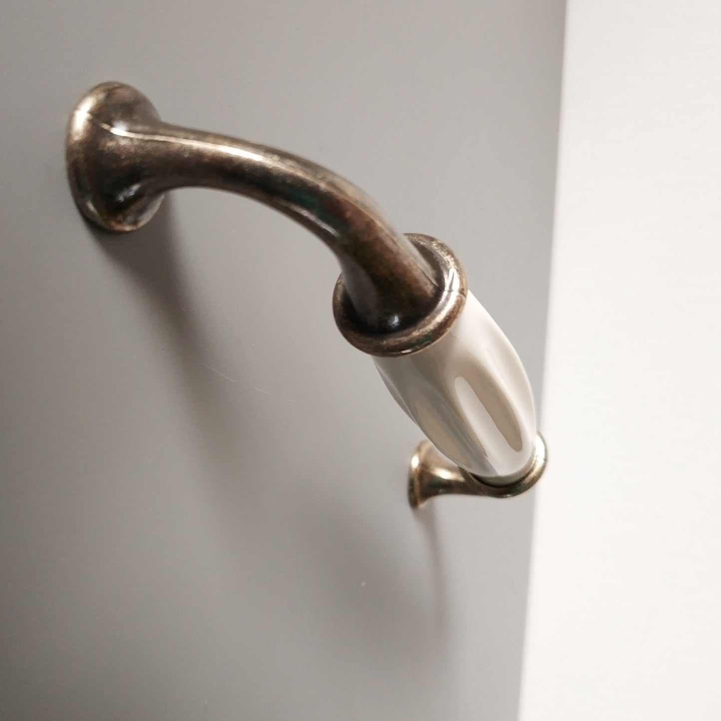 Metal-porcelain furniture handle, available in several colors