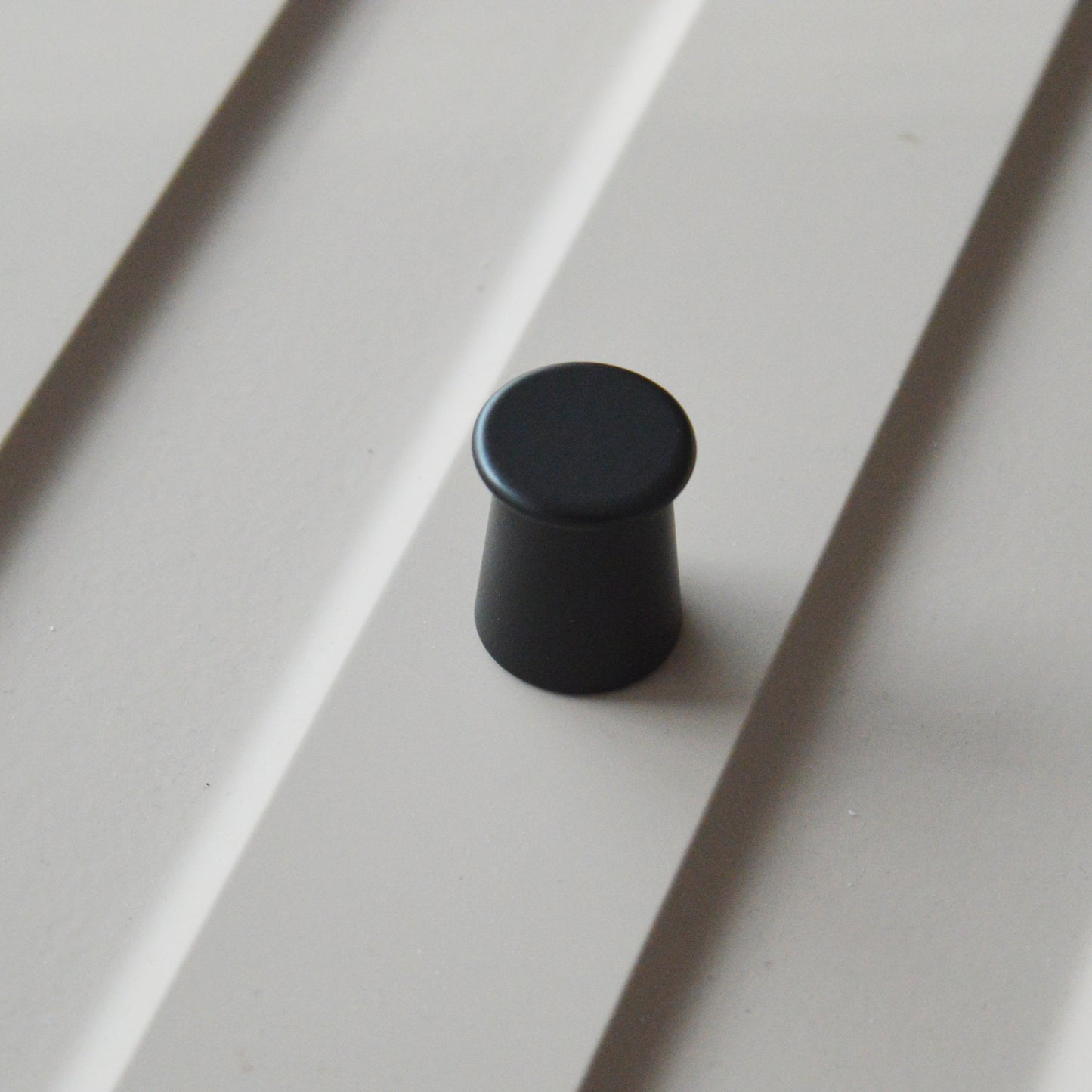 Buffer metal furniture knob