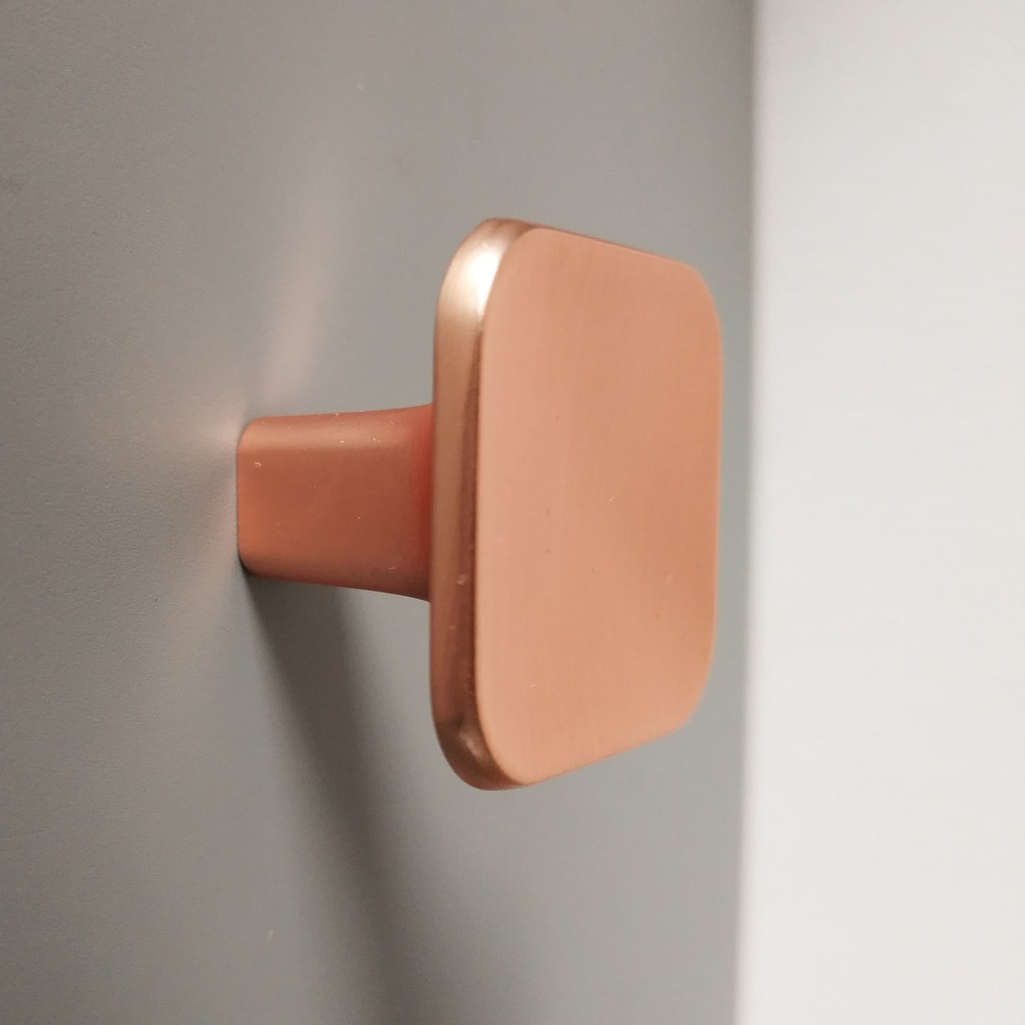 Scoop metal furniture knob